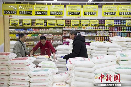 資料圖：民眾正在超市購買面粉。
<a target='_blank' href='http://www.chinanews.com/'>中新社</a>記者 張云 攝