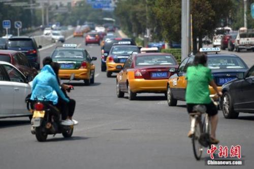 資料圖：行駛在路上的各種出租車。<a target='_blank' href='http://www.chinanews.com/' >中新網(wǎng)</a>記者 金碩 攝