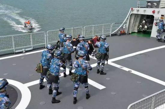 海軍官兵在義烏艦上操演臨檢拿捕部署。