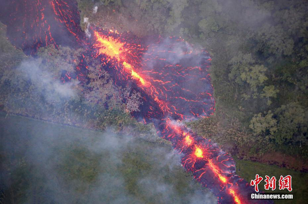 夏威夷火山持續(xù)噴發(fā) 再現(xiàn)新裂縫2