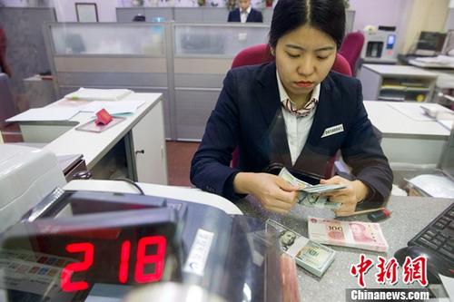 資料圖：山西太原，銀行工作人員清點(diǎn)貨幣。<a target='_blank' href='http://www.chinanews.com/'>中新社</a>記者 張?jiān)?攝