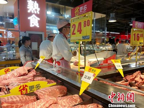 超市里的熟食區(qū)。<a target='_blank' href='http://www.chinanews.com/' >中新網(wǎng)</a>記者 李金磊 攝