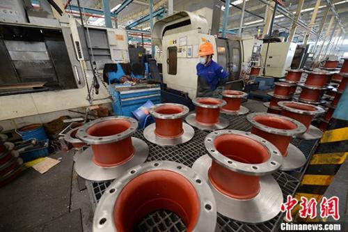 資料圖：機械加工廠工人正在生產(chǎn)。 <a target='_blank' href='http://www.chinanews.com/'>中新社</a>記者 王東明 攝