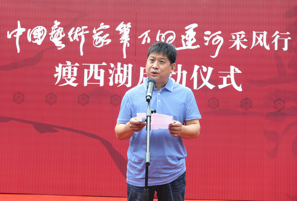 5人民政協(xié)報(bào)書畫院常務(wù)院長羅公染宣讀中國美術(shù)家協(xié)會(huì)賀信。