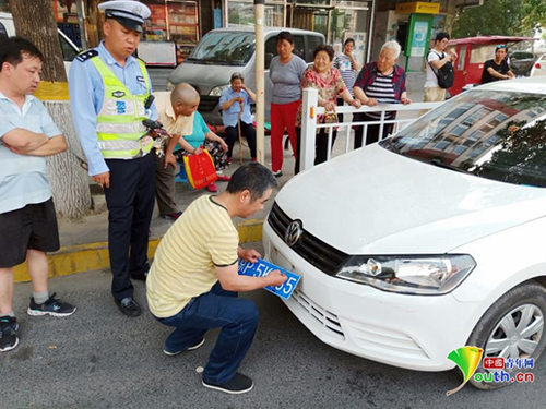 男子網(wǎng)購假京牌上路2