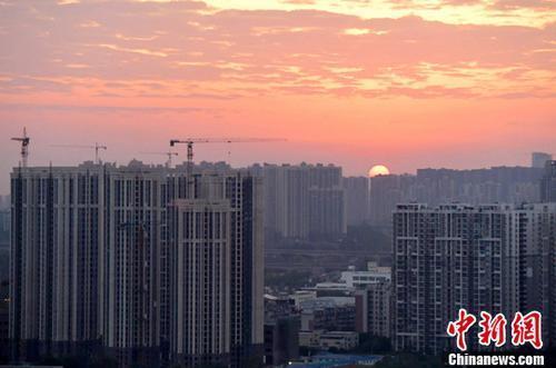 資料圖：圖為成都城區(qū)一角，太陽正從東方升起。<a target='_blank' href='http://www.chinanews.com/'>中新社</a>記者 劉忠俊 攝