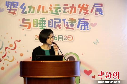 一婦嬰婦幼保健部主任花靜表示，幼兒期和學(xué)齡前階段是視覺和大腦發(fā)育的關(guān)鍵時(shí)期和可塑階段?！≤窡?攝