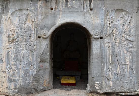 安陽(yáng)寶山靈泉寺大住圣窟門(mén)。