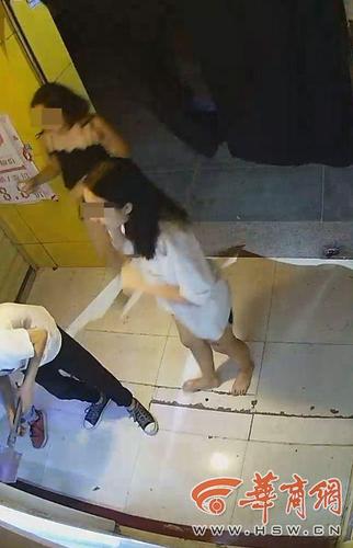 西安5名中學(xué)生深夜打砸一成人用品店 稱因為好奇