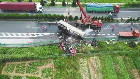 京港澳高速車禍親歷者：兩車相撞一聲巨響，我第一個(gè)爬出來(lái)