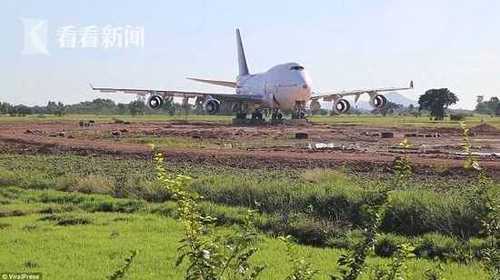 田地里有飛機(jī)！泰國(guó)村民一覺(jué)醒來(lái)被波音747驚呆