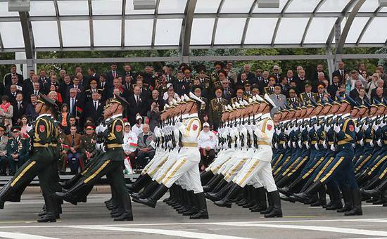 ▲中國人民解放軍儀仗隊參與白俄羅斯獨立日閱兵儀式。