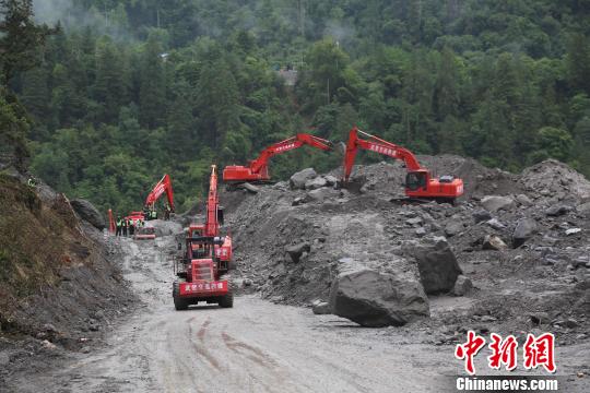 圖為該部隊多機械合作搶通道路。武警某部交通三支隊供圖