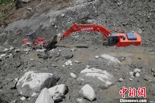 圖為該部隊多臺機械在清理石塊。武警某部交通三支隊供圖