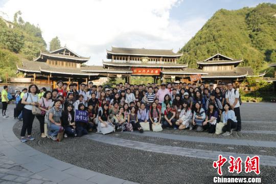 第十屆臺灣大學(xué)生研習(xí)營團(tuán)員參觀雷山西江千戶苗寨。鐘欣 攝