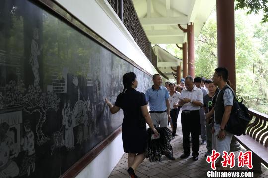 6月17日，海峽兩岸媒體采訪團在客家藝術(shù)長廊尋訪客家飲食、服飾、節(jié)慶習(xí)俗等文化。　江江 攝