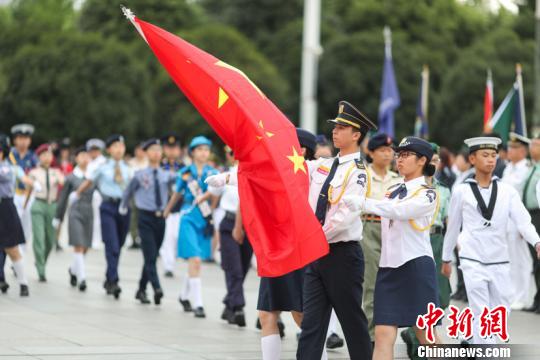 “相聚國旗下”活動現(xiàn)場圖。賀俊怡 攝