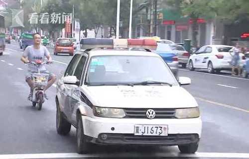 交警開(kāi)警車被舉報(bào)公車私用 單位不懲罰還表?yè)P(yáng)他