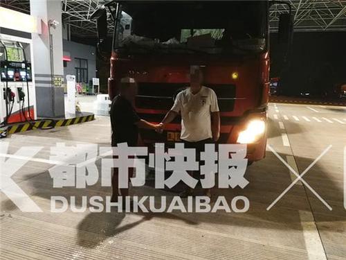 兩男子因吃素還是吃葷吵翻 1人被趕下車(chē)高速上暴走