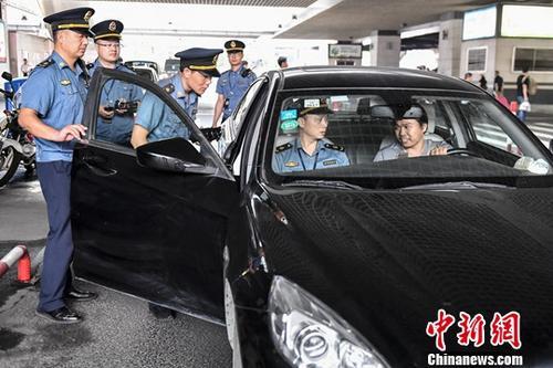 資料圖：2018年5月16日，廣州開展網(wǎng)約車市場專項整治行動檢查現(xiàn)場。陳驥旻 攝