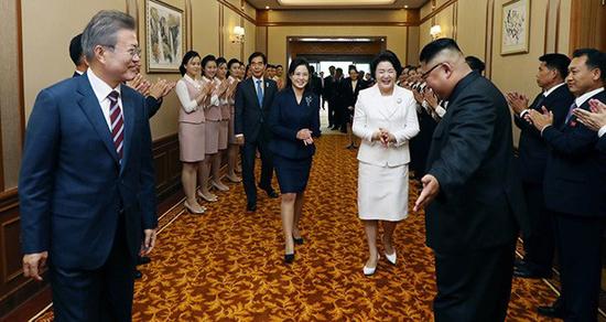 金正恩做女士優(yōu)先手勢顯國際范 展示正?；r