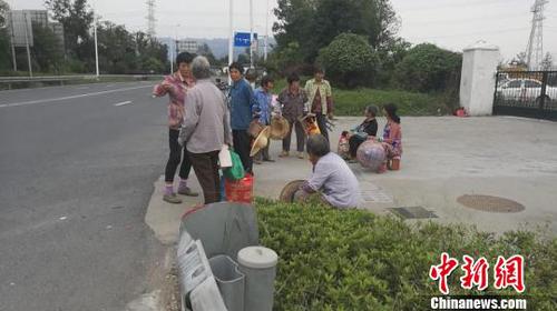 圖為超載面包車內(nèi)乘客滯留公路?！「咚俳痪B興支隊供圖 攝