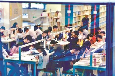 “滿座”已成為廣州圖書館的常態(tài)，昨天自然不例外。