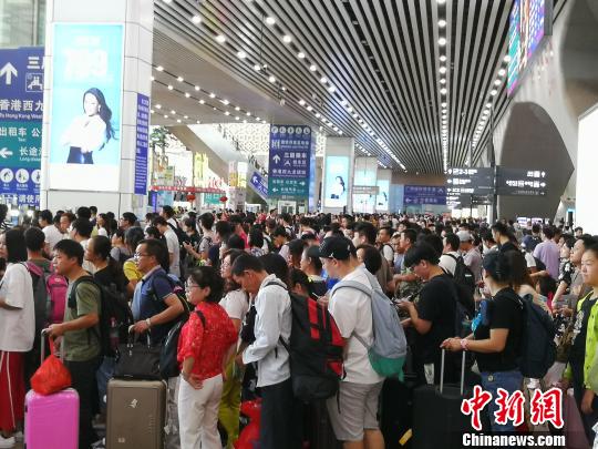 廣深港高鐵國慶假期運(yùn)客同比增43%過港旅客近66萬人次