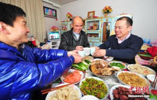 資料圖：市民在家中與家人享受豐盛飯菜。<a target='_blank' href='http://www.chinanews.com/'>中新社</a>發(fā) 于海洋 攝