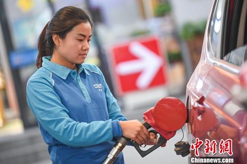 資料圖：加油站工作人員給汽車加油。<a target='_blank' href='http://www.chinanews.com/'>中新社</a>記者 武俊杰 攝