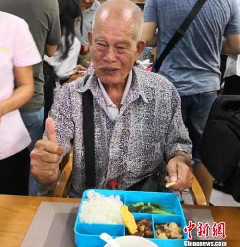 10月17日，81歲的陳志勇老人在?？谑忻捞m區(qū)海府街道龍舌坡社區(qū)“長(zhǎng)者飯?zhí)谩本筒蜁r(shí)豎起大拇指點(diǎn)贊?！∫Ｃ?攝