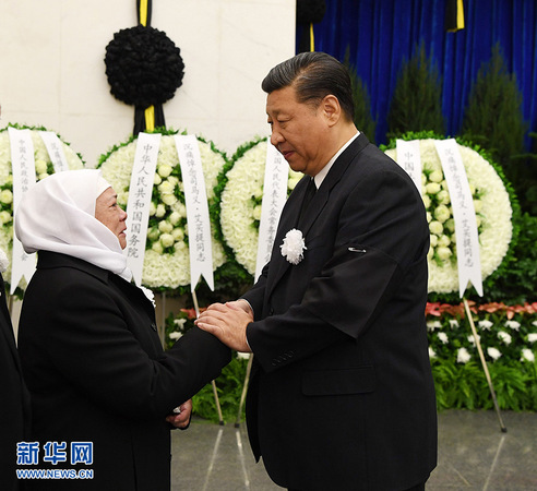 10月18日，司馬義·艾買提同志遺體送別在北京八寶山革命公墓舉行。習(xí)近平、栗戰(zhàn)書、汪洋、王滬寧、趙樂際、韓正、王岐山、胡錦濤等前往八寶山送別。這是習(xí)近平與司馬義·艾買提親屬握手，表示深切慰問。