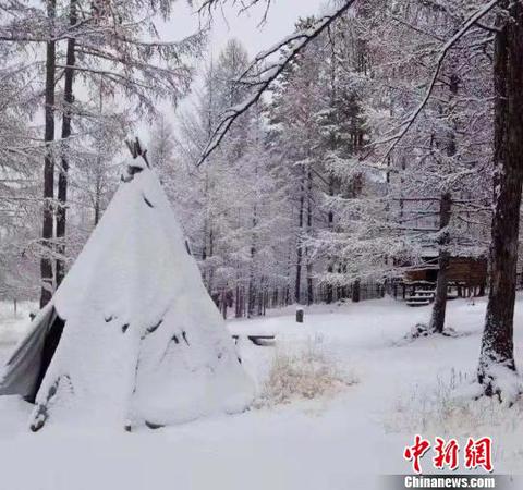 圖為雪中撮羅子。　張瑋 攝