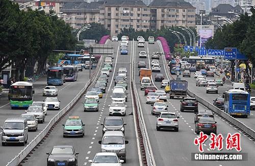 資料圖：市民駕駛機動車行駛在道路上。<a target='_blank' href='http://www.chinanews.com/'>中新社</a>記者 張斌 攝