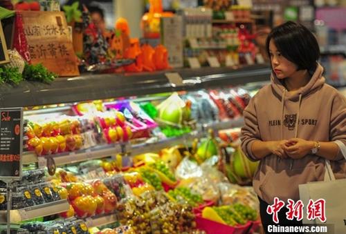 資料圖：10月16日，一名消費者在超市選購商品。<a target='_blank' href='http://www.chinanews.com/'>中新社</a>記者 于海洋 攝