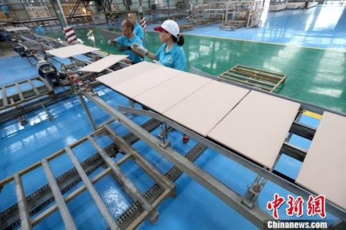 資料圖：某企業(yè)工作人員正在生產(chǎn)作業(yè)。<a target='_blank' href='http://www.chinanews.com/'>中新社</a>記者 張云 攝