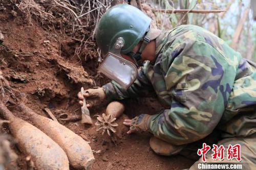 中國人民解放軍南部戰(zhàn)區(qū)陸軍云南掃雷大隊在雷場排除炮彈?！↑S巧 攝