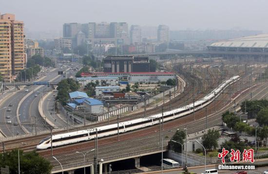 2018年7月1日，中國(guó)自行研制的全球最長(zhǎng)高鐵列車(chē)——16輛長(zhǎng)編組“復(fù)興號(hào)”正式上線運(yùn)營(yíng)。圖為“復(fù)興號(hào)”駛出北京南站。<a target='_blank' href='http://www.chinanews.com/'>中新社</a>記者 卞正鋒 攝