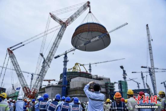 2017年5月25日，中國(guó)自主三代核電“華龍一號(hào)”全球首堆示范工程——中核集團(tuán)福清核電5號(hào)機(jī)組穹頂?shù)跹b成功，這是全球核電建設(shè)領(lǐng)域迄今為止規(guī)模最大、高度最高的一次穹頂?shù)跹b。<a target='_blank' href='http://www.chinanews.com/'>中新社</a>發(fā) 鐘欣 攝