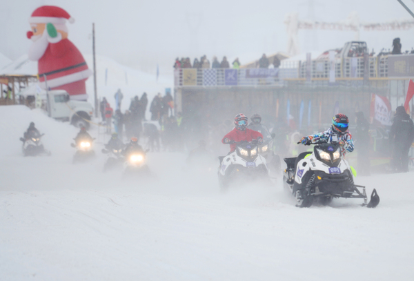 9、雪地摩托車越野挑戰(zhàn)賽選手們角逐