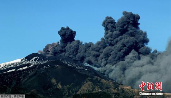 當(dāng)?shù)貢r間2018年12月24日，意大利卡塔尼亞，世界最活躍的火山之一埃特納火山于當(dāng)日再度噴發(fā)，大量火山灰被噴向天空，當(dāng)?shù)貦C(jī)場被關(guān)閉。