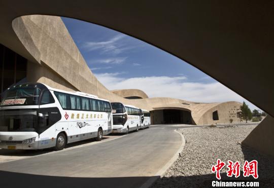 圖為莫高窟數(shù)字展示中心前往洞窟的擺渡車等候區(qū)。(資料圖) 孫志軍 攝