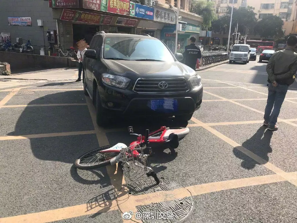 網(wǎng)友炸鍋!自行車撞扁轎車被瘋狂轉(zhuǎn)發(fā) 交警:略尷尬