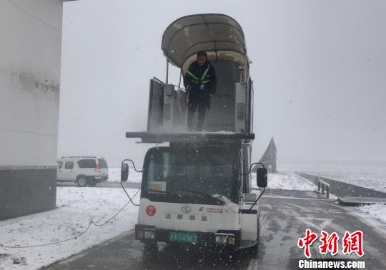 9日凌晨，東航江蘇公司飛機維修部開始準(zhǔn)備工作，除冰車準(zhǔn)時到達機坪，對飛機進行預(yù)除冰。清晨，飛機維修部對飛機進行了二次除冰。截至上午10時，東航江蘇公司南京主基地計劃執(zhí)行的23班航班全部出港?！】莒`楠 攝