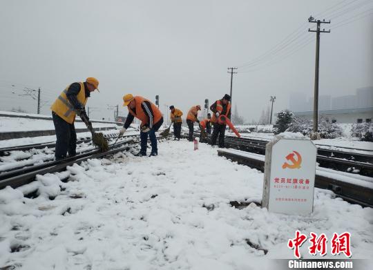 合肥工務(wù)段組織職工不間斷清掃鐵道線道岔積雪，保障鐵路安全暢通?！「]鋮 攝