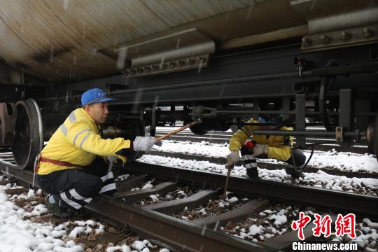 南京東車輛段貨車檢車員風(fēng)雪里按標(biāo)準(zhǔn)作業(yè)，保障運輸安全?！⒁?攝