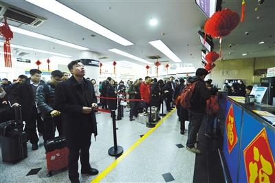 1月17日，南苑機場，準備乘機的旅客。