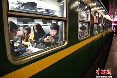 圖為旅客在站點火車上。<a target='_blank' href='http://www.chinanews.com/' >中新網(wǎng)</a>記者 金碩 攝