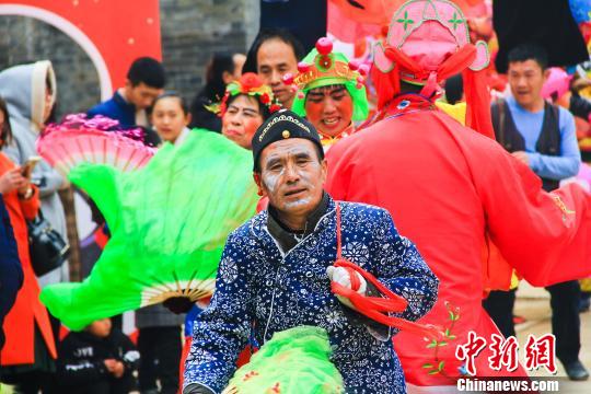 此次“地道中國(guó)年”主題活動(dòng)可分為年俗活動(dòng)、游樂(lè)活動(dòng)、展示活動(dòng)三大版塊，形式多樣，內(nèi)容豐富，可滿足不同年齡段游客的需求。張壁古堡景區(qū)供圖