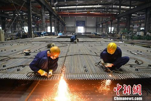 資料圖：工廠里忙碌的工人。<a target='_blank' href='http://www.chinanews.com/'>中新社</a>記者 張浪 攝